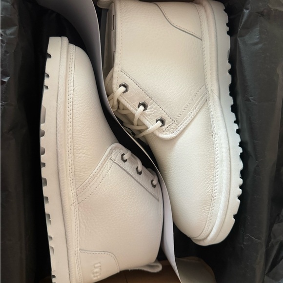 UGG Neumel Pebbled Leather Chukka Boot. Size: 9, 10 - Picture 4 of 12